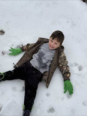 Easy and fun snow day activity. Water bottle 💦 Food coloring 🎨 Poke a hole in the lid  Snow day  Snow activity  Kids snow activity  Mom hack  #momtrick #snowdayactivity #momlife #relatablemom