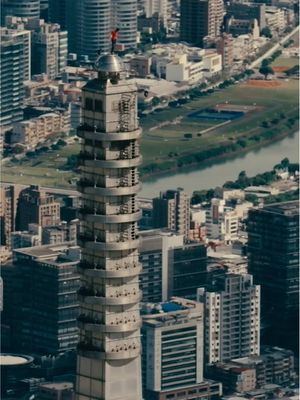 ALEX HONNOLD COMPLETING HIS FREE SOLOING OF TAIPEI 101: "Sick." The 101 story climb took 1 hour and 31 minutes #skyscraperlive 