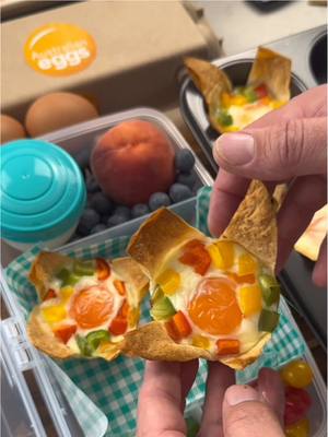 Did you know that each Aussie Egg has 17 different nutrients and vitamins?   Check out my @Australian Eggs Sunflower, the perfect back to school lunch box addition.   You will need: 3 medium size wraps 6 Aussie Eggs 1/4 cup green capsicum diced 1/4 cup red capsicum diced 1 teaspoon salt   Cut the wraps into strips about 3cm wide. Oil the muffin tray and lay the strips into the muffin tray, think big sunflower leaves and it doesn’t need to be perfect. Crack an egg into each section over the wrap strips, sprinkle the capsicum around the yolk and season with salt. Oven bake for 15 minutes on 180, or Air Fry on 180 for 10 minutes.   #australianeggs #australianeggsunflower#sunflower #ad 