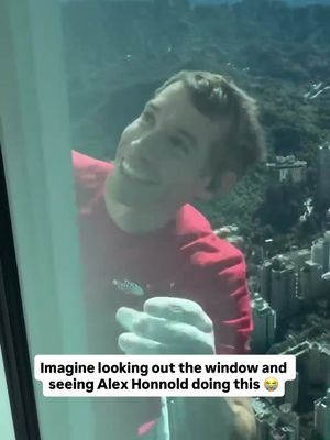 This angle of Alex Honnold casually waving to fans and giving a thumbs up from outside the 89th floor while free soloing Taipei 101 is incredible. One of the greatest athletes we’ve ever seen 🐐 #SkyscraperLIVE  🎥 AdamSkolnick/IG #alexhonnold #freesolo #taipei101