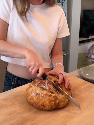 Le meilleur pain fait maison sans nourrir de levain. Il est vraiment parfait et cette fois-ci je n’ai pas oublié de vous dire quand mettre la levure 😂 #bread #homemadebread #pain #painmaison 