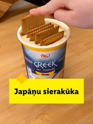 Trendīgā japāņu siera kūka, kas iekaro internetu 🤍🍰 Tikai grieķu jogurts + biskvīta cepumi, bez cepšanas, bez stresa. Sajauc, saliec, atstāj uz nakti savilkties… un no rīta – maiga, gaisīga siera kūka gatava😍 #IrVērtīgi #lidl #lidllatvija #trend #recepte #fyp