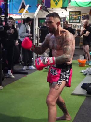 Warming up with before my last ever Muaythai fight. Sometimes get really sad thinking I won’t ever have the chance to do this again….then I think about someone volleying me full power on my bad knee and think yeh f*ck that.  Maybe we will get to do this again soon under boxing rules.  #muaythai #boxing #padwork