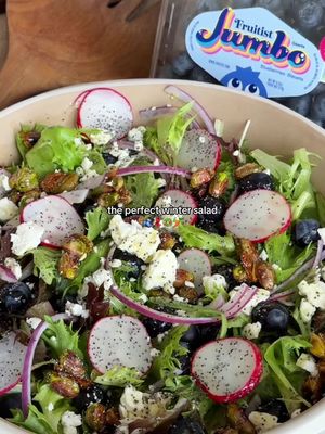 The antioxidant-rich upgrade every salad needs 🥗🫐✨ #EasyRecipe #saladrecipe #healthyrecipes #blueberry #trending 