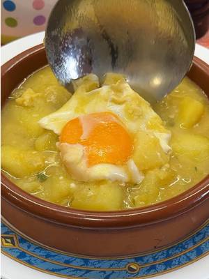 Patatas viudas!!😋 Un plato humilde, económico y muy sencillo de hacer. Con apenas unas patatas, ajo, pimentón y un par de cosas más que tengas por casa lo tienes listo. Cuando hay poco en la despensa y la nevera está vacía, pero tienes ganas de comer bien. A veces, lo más sencillo es lo más rico. • INGREDIENTES: 1 kg. patatas 1 cebolla 1 cc. pimentón dulce 2 hojas laurel Azafrán Agua Sal y pimienta Ajo y perejil fresco Huevos • Comienza pochando la cebolla bien picada hasta que cambie de color, entonces añade unas patatas en cachelos (chascar las patatas con el cuchillo para arrancar los trozos). Rehoga unos instantes, agrega el pimentón, integra y cubre con agua. Pon las hojas de laurel, salpimenta al gusto e incorpora azafrán infusionado (hebras de azafrán machacadas con un poquito de sal y mezcladas con agua templada). • Entonces, deja cocinar unos 15 minutos antes de añadir un majado de ajo y perejil, remueve y termina poniendo huevos (uno por comensal) encima del guiso, deja hasta que se cuajen las claras y que la yema quede blandita. Sirve recién hecho y disfruta de este guiso casero ecónomico que está riquísimo. •