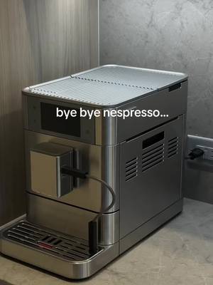 a coffee machine that works and looks beautiful while doing it… yea sign me up lol #coffeemachine #nespresso #kitchenaid #smarthome #hometech 