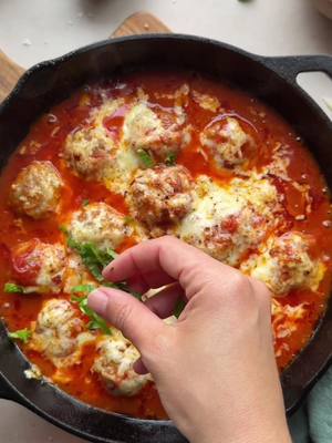 It’s cold outside! So we’re warming up with this cheesy meatball skillet featuring our Italian-Style meatballs 🍝💚😋