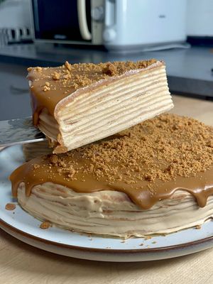 Tarta de crepes de Lotus 🍪  🗒️ INGREDIENTES: (12 crepes aprox) Para los crepes: -3 huevos L -50g de mantequilla derretida  -360ml de leche  -3 cucharadas de azúcar (cantidad al gusto) -180g de harina  Para el relleno: -600g de mascarpone  -250g de crema Lotus (puedes ajustar la cantidad a tu gusto) Cobertura: -150g de crema Lotus -Galletas Lotus   👩🏽‍🍳 PREPARACIÓN: -Te dejo el paso a paso en el vídeo, que es facilísimo 😊 #recetasfaciles #recetascaseras #tarta #crepes #lotus 