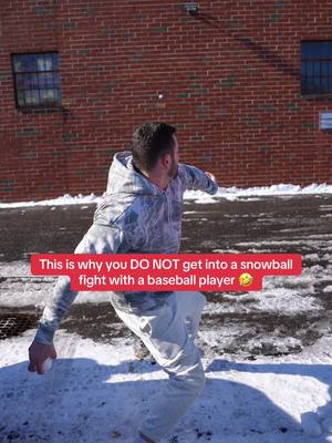 This is why you DO NOT get into a snowball fight with a baseball player 😂 . . . . #baseball #baseballplayers 