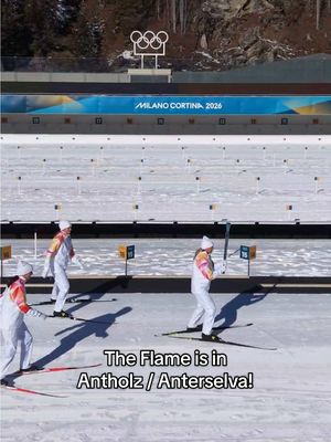 The Flame arrives at the Antholz/Anterselva Biathlon Arena, where in just a few days the spotlight will shine on the world's best biathletes 🥹 La Fiamma arriva all'Antholz/Anterselva Biathlon Arena dove tra pochissimi giorni si accenderanno i riflettori sui migliori biatleti del mondo 🥹 #MilanoCortina2026 #TorchRelay2026 #Olympics #Olimpiadi #FiammaOlimpica 