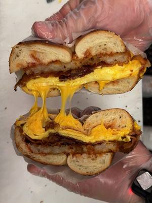 a proper Jersey BACON EGG N' CHEESE with a CRISPY hashbrown 🥯🥓 #nj #bagels #bangin