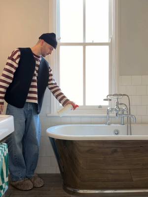 AD - This year I aim to relax more, and I don’t think there is anything better than a bath in a freshly ✨cleaned✨ bathroom…pure bliss. Plus restocks from my go to @SPACE NK? Big fat YES (if you haven’t tried their own collection yet, Paros Tides is my favourite) 🛁  #SpaceNK #BathroomClean #CleanWithMe #CleanTok