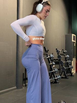 Let’s hit some glutes girlies🤭🍑 This was day 2 of my TOTM so I said absolutely NOT to Hipthrusts😅  Db Rdls 3x10 Step ups 3x8-10 Glute Hyperextensions 3x12 Hip abductions 3x12  Full fit from @oneractive always🫦code MIA for money off  #glutes#glutesworkout
