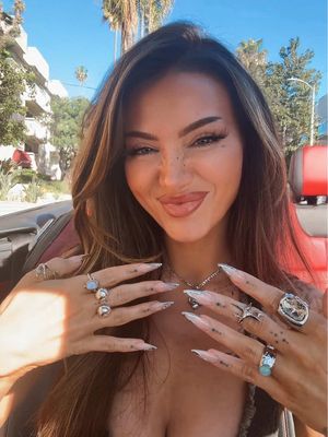 Simple girl? .. I don’t know her 💅  #nailtransition #nailinspo #newnails #naildesigns 