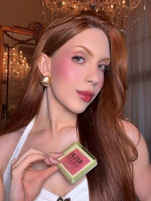 O blush mais viral da vidaaaa 💕 Ele realmente é PERFEITO amigas!!! To encantada, amei demais esse brilho… Ib: alissawcassol 