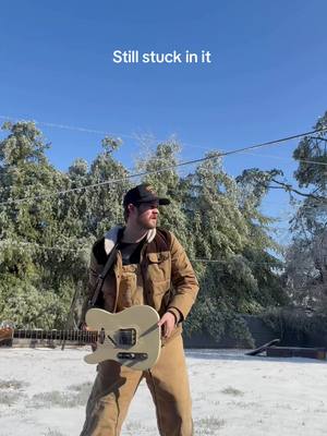 Fun fact: Guitars don’t like cold weather #guitartok #countrymusic #country #guitarsolo 