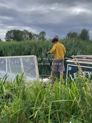 Work with what you’ve got!  #space #land #gardening #garden #growing #growingfood #organic #life #living #healthyliving #narrowboatlife #boatlife #riverlife #narrowboat #lifeontheriver #cat #blackcat #nature #cat #rooftopgarden #freedom #independance #joy #Summer #summergarden #growingvegetables 