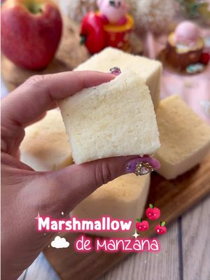 🍎 MARSHMALLOW DE MANZANA ☁️  ⁣ 🍎 Lo fácil que es hacer una nube de manzana tan blandita y poquitos ingredientes… 😍 saludable y muy rico.  ✨ INGREDIENTES ➖ 600 gr de manzana ➖ 100 ml agua ➖ 40 gr gelatina neutra ➖ endulzante opcional (he usado el mío de pumpkin spice que podéis encontrar en @big_suplementacion) ➖ 1/2 cucharadita de canela  🍎 Mezcla la manzana troceada con agua, endulzante y gelatina y lleva a fuego medio durante 5 minutos (hasta que esté blanda) 🍎 Tritura y añade canela 🍎 Bate con el accesorio de globo (o unas varillas) durante 10 min a máxima potencia (el tiempo dependerá de la máquina que uses) 🍎 Vierte en el molde y deja en la nevera 2 horas antes de cortar  #tiktokespaña #cocinaentiktok #postres 