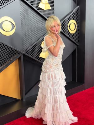 The #GRAMMYs carpet just got sweeter because @Sabrina Carpenter is here 💋 