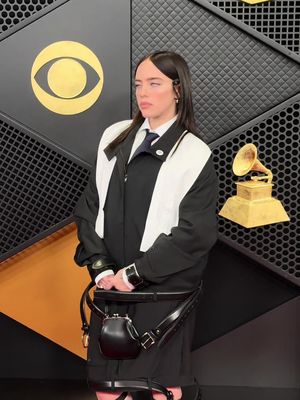 #BillieEilish has arrived at the 2026 #GRAMMYs. ❤️