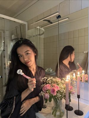 @SpolupracesGilletteVenus I Není nic lepšího než rande sama se sebou. Chvilka klidu, péče o sebe a ten pocit, kdy se cítíš skvěle ve vlastní kůži. Díky Venus Gillette ComfortGlide jde všechno hladce – méně podráždění, žádný spěch, přesně tak, jak si zasloužíš. K dostání za atraktivní cenu na Alza.cz. @gillettevenus_ce #DateWithVenus #MySkinMyWay #VenusComfortGlide