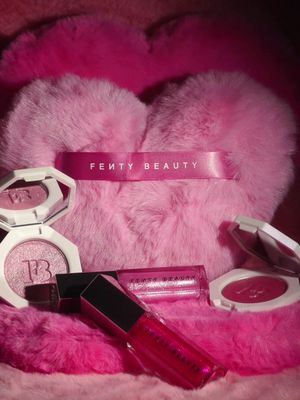 Pick up + get your pink on, bestie! 📞 Say hello to the Wattabrat Collection–inspired by the bestselling highlighter shade you know + love! 💖🌟​ It’s time to shimmer your lips, face + body ⤵️ 🩷 Gloss Bomb in ‘Wattabrat’ 🩷 Gloss Bomb in ‘Wattab!*%#’ 🩷 Mini Killawatt Freestyle Highlighter in ‘Wattabrat’ 🩷 Mini Killawatt Freestyle Highlighter in ‘Wattab!*%#’ 🩷 Fairy Bomb Wattacrush Heart Shaped Shimmer Puff Shop the limited-edition collection on 2.6.26 at @sephora, @sephoracanada, #sephoraxkohls @Kohl’s, @Ulta Beauty, fentybeauty.com + globally!