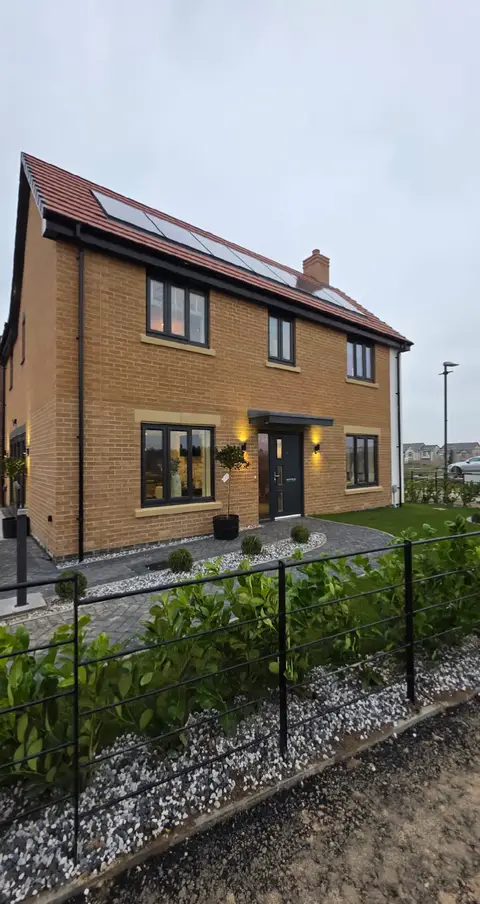 This is what £450,000 gets you in the Uk 🇬🇧 A stunning 4 bedroom show home tour by Charles Church  Would you pay £450,000 for this house type? Yes or No and why? Check previous post for the downstairs tour. More details in the comment👇 #newbuildhome #ShowhomeTour #UKHomes