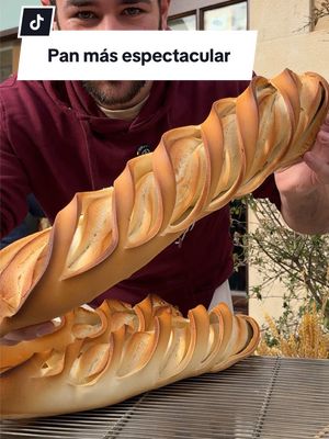 🥖PAN SOBADO🥖 “Más espectacular” Ya os había enseñado un par de veces esta panadería artesana. Pero… ¿Cómo se hace uno de sus panes más espectaculares?  Este pequeño negocio fue galardonado en 2024 con el premio a la excelencia en The Baker. Proporciones: 🌾1kg harina 💦430ml agua 🧂16g de sal 🍞6g levadura fresca  🥖100g masa madre (opcional) no varía prácticamente pero la quería enseñar en el vídeo