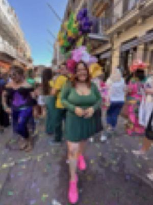 Let’s make a floral headpiece as a part of my Mardi Gras DIY Olympics 🤣💚🪩🤩 Shout out to @LaML | Eclectic Interior Style for the inspo! 🫶🏼 #mardigras #mardigrascostume #mardigrasheadpiece #diyheadpiece 