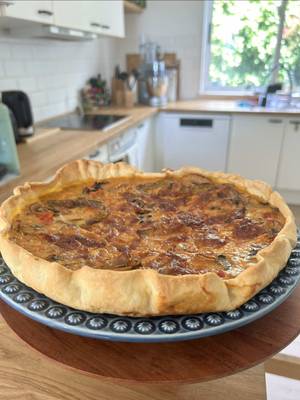 🍕 Quiche-pizza - uma quiche com sabor a pizza em 30 minutos 🙌🏽 diz-me se vais experimentar!  Ingredientes:  1 fio de azeite  1 c chá de alho em pó  200g de cogumelos  4 c sopa de polpa de tomate (a minha é uma mistura caseira de polpa de tomate com alho e queijo ralado)  200g de vegetais congelados  Sal qb  4 ovos  2 c sopa de iogurte  80g de queijo ralado light Para a Massa: - podem comprar feita (aconselho as que tenham menos teor de gordura)  - podem usar wraps integrais sobrepostos - podem fazer com 150g de farinha de espelta + 35ml de azeite + 70ml de água e sal e pimenta qb  Preparação:  Começa por saltear os cogumelos com o azeite e o alho em pó.  Junta a polpa de tomate, os legumes e envolve.  Enquanto isso bate os ovos com o iogurte e junta ao preparado dos cogumelos.  Coloca a mistura na massa que escolheste e adiciona o queijo por cima.  Leva ao forno, pré-aquecido, a 180ºC durante 20 minutos e está pronto!  Uma quiche com sabor a pizza! 🙌🏽
