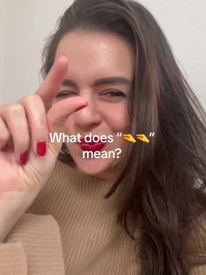 What does it mean “🤏”? I’m French and we don’t do this haha 💖 So cute how Bailey did it to Justin bieber. What does it mean ?  #speakfrench #haileybieber #justinbieber #grammys 