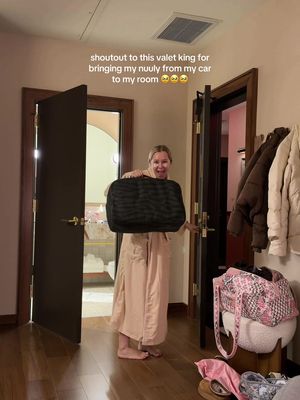 A true king!!!! I didn’t even have to change out of my robe 🥹🥹 #valet #nuuly #relatable #travel 