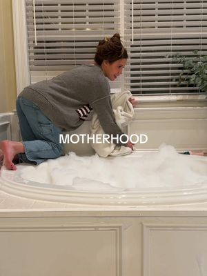 this jacuzzi bath in our new house🤣🫧#parenting #momlife #motherhood 