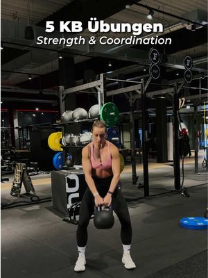 5 Kettlebell-Übungen, die dich aufs nächste Level bringen. 🚀 Ganzkörper Strength trifft Koordination. Vor allem dein Core dankt es dir. 😮‍💨 🚨 Aber bitte zwei Dinge: 1. dreh deine Uhr / oder bspw. Whoop Band mit dem Ziffernblatt nach unten 👀 2. pass auf deine Knie auf - bei den lateral Swings. 😘 Welche Übung fühlst du am meisten? 🔥 #kettlebell #kettlebellworkout #fullbody #functionaltraining 