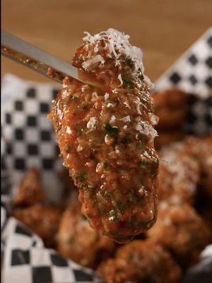 Red pepper chimichurri wings… man listen  Air-fried, extra crispy, no grease. Bright, herby, garlicky sauce all over. Full recipe on my Substack.