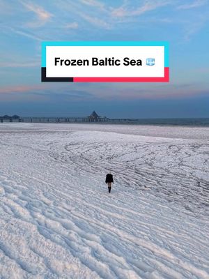 Dieses einmalige Naturspektakel kannst du momentan an der Ostsee bewundern 🤯 Eisschollen werden zum Strand gespült und gefrieren dort zu einer riesigen Eisfläche, die bereits noch viel weiter gewachsen ist, als in diesem Video zu sehen 🧊 Es sieht wirklich so aus, als wär man mitten in der Arktis - und nicht im Norden Deutschlands 🇩🇪 📍 Heringsdorf, Usedom  #ostsee #usedom #deutschland #germany