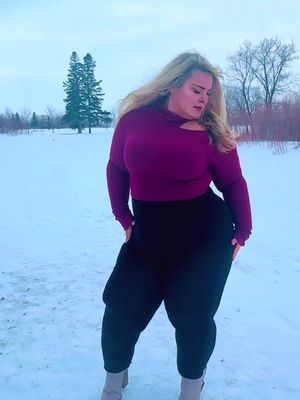 Kept the original. 🧬 Never interested in jumping on the bandwagon to jab or rearrange my body for rotating beauty trends 🙅‍♀️ Natural is still beautiful 🍃💚 #naturalbodiesmatter #original #unbotheredenergy #bodyposi 