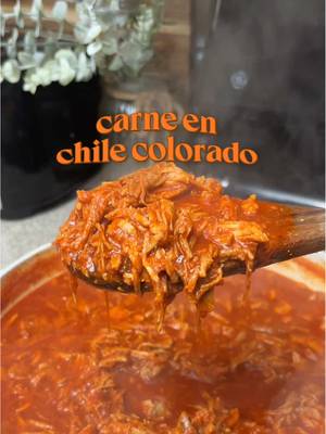 Carne de puerco deshebrada en chile colorado 🌶️  #mexicanrecipes #carneconchile ##chilecolorado##recetascaseras