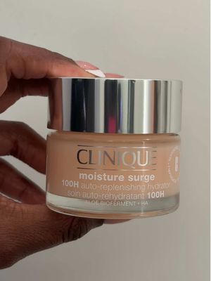 My answer to winter dryness: Moisture Surge 100H. Lightweight, soothing, and endlessly hydrating. @Clinique #CliniquePartner #Skincare #MoistureSurge