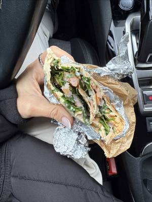 Wrap de Salmão com Paté de Ovo cremoso 😋 Guarda já e diz-me se ficaste com vontade de experimentar!  Ingredientes 2 wraps de trigo 2 queijinhos A Vaca que Ri Rúcula a gosto 2 ovos cozidos 1 colher de sopa de iogurte grego natural light 1 colher de chá de sal 1 colher de chá de pimentão doce 3 fatias de salmão fumado Processo: Coloca os dois wraps na bancada, sobrepondo cerca de um terço de um sobre o outro, para criares uma base maior e mais firme. Barra os queijinhos A Vaca que Ri (light) pelos wraps. Por cima, adiciona um pouco de rúcula. Numa taça, coloca os ovos cozidos e esmaga bem com um garfo até ficarem em migalhas pequenas. Junta o iogurte grego, o sal e o pimentão doce e mistura tudo até obteres um patê cremoso. Espalha esse patê sobre os wraps. Adiciona mais um pouco de rúcula, distribui as fatias de salmão fumado e finaliza com mais um pouco de rúcula. Enrola bem apertado, formando um wrap grande. Leva a uma frigideira antiaderente, em lume médio, e deixa dourar de um lado e do outro até ficar ligeiramente crocante por fora. Retira, deixa arrefecer 1–2 minutos, corta ao meio e está pronto a comer ou a embrulhar para levar.