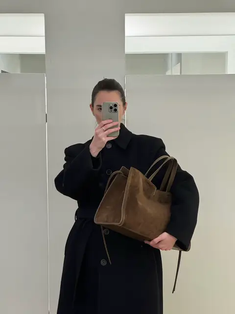 Dream bag from Phoebe Philo 🤎 #phoebephilo #everydaybag #brownsuede #tryonwithme #effortlesschic 