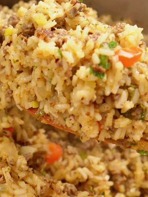 In honor of Black History month, let’s make some  Louisiana Creole Dirty Rice. A dish full of history and flavor. Would you give this a try? This recipe can be found in my cookbook on my website in my bio. #risascuisine #dirtyrice #neworleans