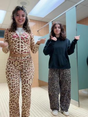 Shake it🐆🙊 #twin #reilly #fyp 