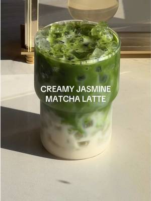 creamy jasmine matcha latte 🌿🧁🍵 been obsessed w adding jasmine green tea with my matchas lately! it adds a delicate sweetness & floral touch to the matcha 💚 recipe: 〰️1/2cup jasmine green tea 〰️condensed milk 〰️ice 〰️2tsp matcha + 45ml warm water #matcha #homecafe #matchalatte #jasminematcha