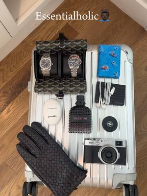 Essentialholic .🤎💨 #menssentials #everydaycarry #luxury #whatsinmybag #explorer 