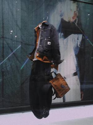 Carhartt WIP takes over the Printemps Haussmann’s ten windows until March 18 to present an extensive mixed-media meditation on its Spring/Summer 2026 campaign shot by Hugo Campan. Linking both Printemps Women’s and Men’s stores, the linear path leads to a 30 square meter pop-up space dedicated to core Carhartt WIP styles and exclusive products inspired by the campaign. 📍64 Boulevard Haussmann, 75009 Paris, France Video : Sam Wong @PRINTEMPS  #CarharttWIP #Printemps