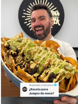 🔥Nachos con Oreja de Cerdo para Jugar al Catan con colegas.  Ingredientes:  👉🏻 Para la oreja:  - 4 orejas de cerdo.  - 3 hojas de laurel.  - Tomillo fresco.  - 4 ajos.  - Sal. - Pimienta en grano. - Agua hasta cubrir.  👉🏻 Para la salsa.  - 4 cdas de Mayonesa. - 1 cda de Nata para Cocinar.  - 2 Dientes de Ajo.  - 2 cdas de chipotle ahumado.  - Cilantro fresco.  - Lima.  - Sal.  👉🏻 Para el Guacamole con pico de gallo.  - 2 Aguacates.  - 1 Tomate.  - 1 Cebolla.  - Lima.  - Sal.  - Aceite.  - Pimienta negra molida.  👉🏻 Para el Adobo.  - 10 dientes de ajo.  - Aceite. - Sal. - Perejil.  - Romero.  - Tomillo. - Pimenton dulce.  - Sal.  - Pimienta negra. . #nachos #nachosconqueso #nachoscargados #nachoscaseros 