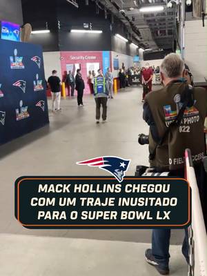 QUE ISSO, MACK HOLLINS??? 👀 O wide receiver do New England Patriots chegou para o Super Bowl LX com um traje, no mínimo, inusitado! 📹 via @nflbrasil 👉 Assista ao Super Bowl LX neste domingo (8), a partir das 20h30, pela ESPN no Plano Premium do #DisneyPlus #SuperBowlNaESPN #SuperBowl #NFLnaESPN