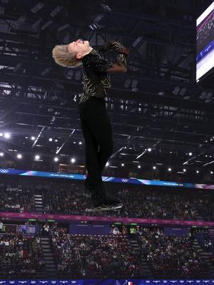 Ilia-copter coming in for a landing on the top of the podium 🥇🚁 #WinterOlympics #iliamalinin  @U.S. Figure Skating @Team USA @NBC Olympics & Paralympics @Olympics 