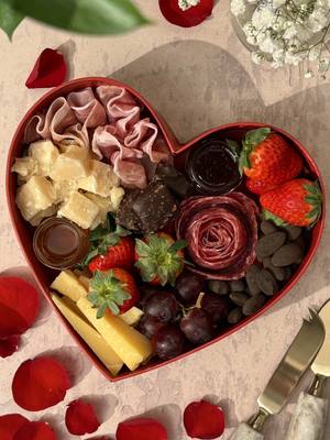 Who needs a box of chocolate when you could have a charcuterie box instead 🧀❤️ 👉 Boar’s Head® Uncured Bianco D’Oro® Salame 👉 Boar’s Head® Parmigiano Reggiano 👉 Boar’s Head® Prosciutto Riserva Stradolce 👉 Boar’s Head® Caramella® Cheese 👉 Strawberries 👉 Red Grapes 👉 Chocolate-covered almonds 👉 Sea salt dark chocolate 👉 Mini honey 👉 Mini jam jar #BoarsHead #Foodie #Deli #ValentinesDay #charcuterie 